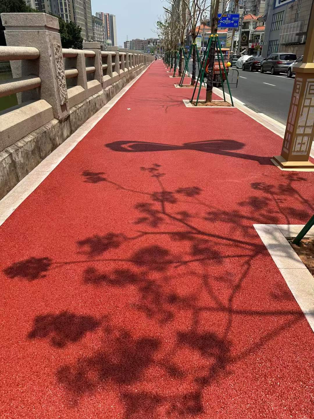 用双组份胶水，现场拌合成彩色沥青混合料